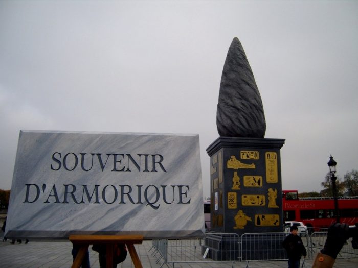 Souvenir Armorique - Place de la Concorde - Menhir